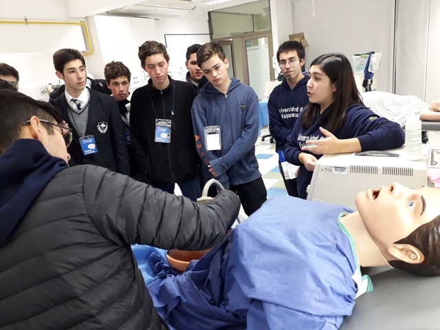 Seniors visitaron Facultad de Medicina de la U. de Valparaíso