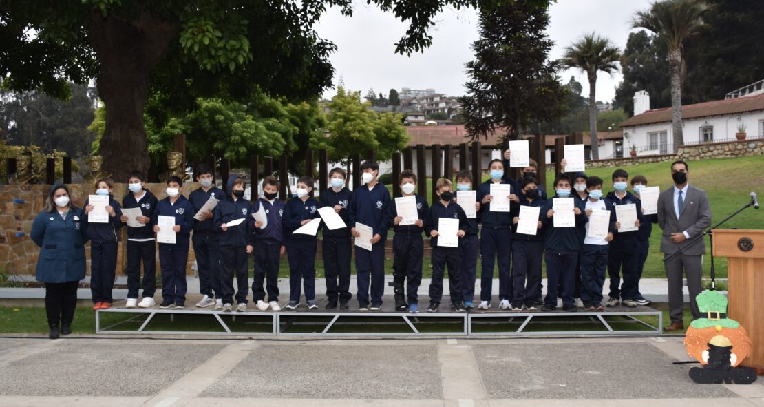 Alumnos y profesores reciben diplomas de certificaciones en inglés en el marco del St Patrick´s Day ￼