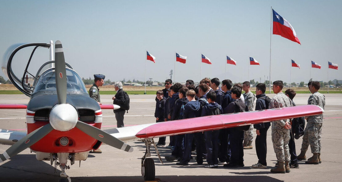 Alumnos visitan Escuela de Aviación “Capitán Manuel Ávalos Prado”