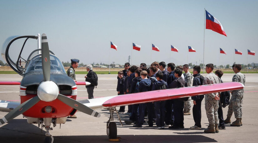 Alumnos visitan Escuela de Aviación “Capitán Manuel Ávalos Prado”