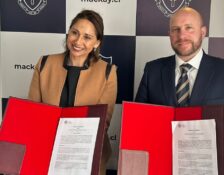 The Mackay School firma convenio con PUCV: alumnos accederán a carreras gracias a programa internacional de estudios del Colegio