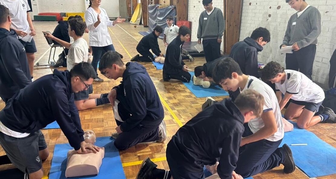 Alumnos de The Mackay School se capacitan para salvar vidas en casos de emergencia