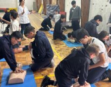 Alumnos de The Mackay School se capacitan para salvar vidas en casos de emergencia