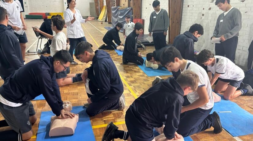 Alumnos de The Mackay School se capacitan para salvar vidas en casos de emergencia