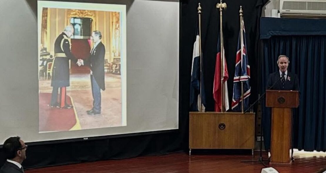 Iain Hardy, ex alumno, es condecorado por King Charles III y visita The Mackay School
