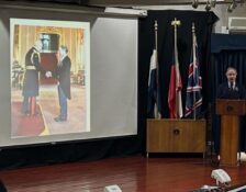 Iain Hardy, ex alumno, es condecorado por King Charles III y visita The Mackay School