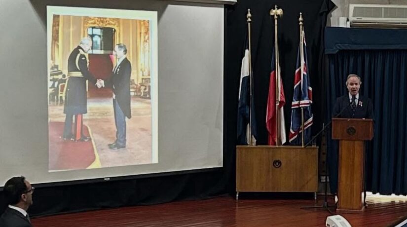 Iain Hardy, ex alumno, es condecorado por King Charles III y visita The Mackay School